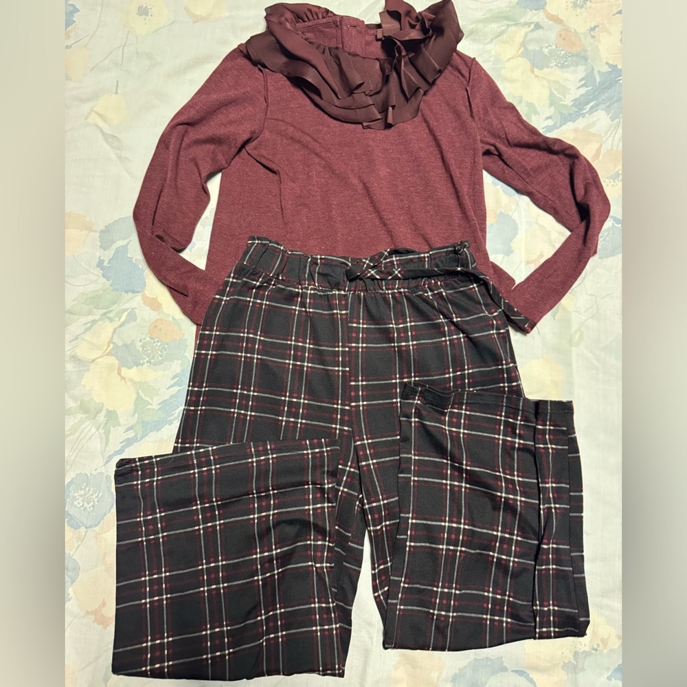 Girls fall set fits size 6/7.. great Fall outfit!!